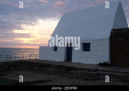 Sonnenuntergang über dem Meer im Weißen Haus (Le Don Hilton) St Ouens Bay Five Mile Road Jersey Channel Islands Stockfoto