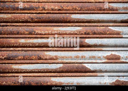 Nahaufnahme der verrosteten und korrodierten Metallabdeckung an der Vorderseite eines Ladens Stockfoto