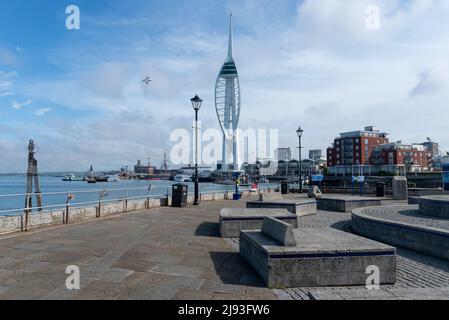 Malerischer Blick über den Hafen von Portsmouth, der die Sehenswürdigkeiten zeigt. Spinnaker Tower, HMS Warrior, Naval Dockyard und Gunwharf Kais. Stockfoto