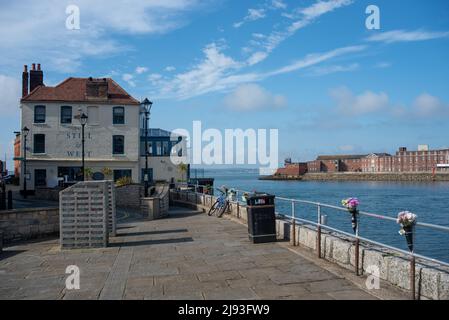 Still und West öffentliches Haus am Wasser mit Blick auf den Eingang zum Hafen von Portsmouth in England. Stockfoto