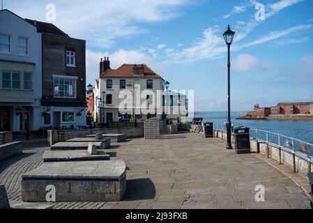 Still und West öffentliches Haus am Wasser mit Blick auf den Eingang zum Hafen von Portsmouth in England. Stockfoto