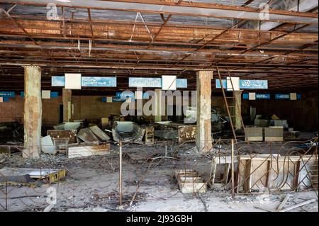 Prypiat, Ukraine. 19.. Mai 2022. Der Supermarkt in Prypiat wurde aufgrund der Katastrophe im Kernkraftwerk Tschernobyl verlassen. (Foto: Michael Brochstein/Sipa USA) Quelle: SIPA USA/Alamy Live News Stockfoto