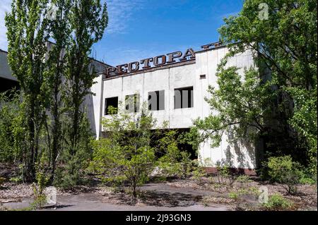 Prypiat, Oblast Kiew, Ukraine. 19.. Mai 2022. Aufgrund der Katastrophe im Kernkraftwerk Tschernobyl verlassene Gebäude in Prypiat. (Bild: © Michael Brochstein/ZUMA Press Wire) Stockfoto