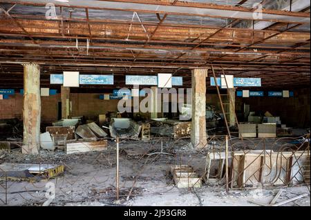 Prypiat, Oblast Kiew, Ukraine. 19.. Mai 2022. Der Supermarkt in Prypiat wurde aufgrund der Katastrophe im Kernkraftwerk Tschernobyl verlassen. (Bild: © Michael Brochstein/ZUMA Press Wire) Stockfoto