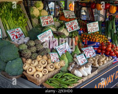 Ausstellung von frischem Gemüse zum Verkauf im Broadway Deli, Broadway, Cotswolds, Worcestershire, Großbritannien Stockfoto