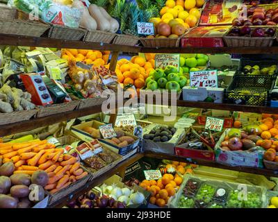 Ausstellung von frischem Obst und Gemüse zum Verkauf im Broadway Deli, Broadway, Cotswolds, Worcestershire, Großbritannien Stockfoto