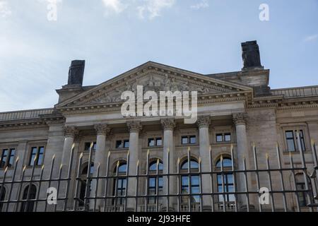 Berlin, Deutschland. 20.. Mai 2022. In Berlin versammelten sich am 20. Mai 2022 Demonstranten von Umwelt-NGOs vor dem Bundesrat, um gegen ein Gesetz über LNG-Beschleuniger zu protestieren. Die deutsche Regierung will ihre Abhängigkeit von russischem Gas begrenzen, aber mehrere NGOs kritisierten dies, weil Deutschland von überall Flüssigerdgas importieren kann; dies würde die Abhängigkeit von fossilen Brennstoffen noch länger verlängern, behaupteten sie. (Foto: Michael Kuenne/PRESSCOV/Sipa USA) Quelle: SIPA USA/Alamy Live News Stockfoto