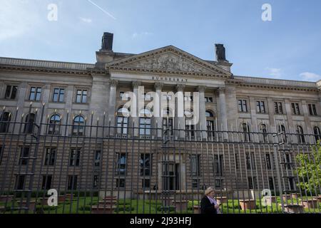 Berlin, Deutschland. 20.. Mai 2022. In Berlin versammelten sich am 20. Mai 2022 Demonstranten von Umwelt-NGOs vor dem Bundesrat, um gegen ein Gesetz über LNG-Beschleuniger zu protestieren. Die deutsche Regierung will ihre Abhängigkeit von russischem Gas begrenzen, aber mehrere NGOs kritisierten dies, weil Deutschland von überall Flüssigerdgas importieren kann; dies würde die Abhängigkeit von fossilen Brennstoffen noch länger verlängern, behaupteten sie. (Foto: Michael Kuenne/PRESSCOV/Sipa USA) Quelle: SIPA USA/Alamy Live News Stockfoto