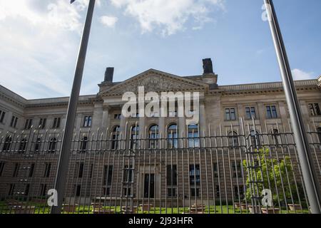 Berlin, Deutschland. 20.. Mai 2022. In Berlin versammelten sich am 20. Mai 2022 Demonstranten von Umwelt-NGOs vor dem Bundesrat, um gegen ein Gesetz über LNG-Beschleuniger zu protestieren. Die deutsche Regierung will ihre Abhängigkeit von russischem Gas begrenzen, aber mehrere NGOs kritisierten dies, weil Deutschland von überall Flüssigerdgas importieren kann; dies würde die Abhängigkeit von fossilen Brennstoffen noch länger verlängern, behaupteten sie. (Foto: Michael Kuenne/PRESSCOV/Sipa USA) Quelle: SIPA USA/Alamy Live News Stockfoto