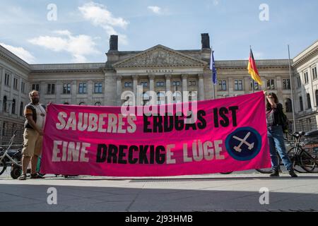 Berlin, Deutschland. 20.. Mai 2022. In Berlin versammelten sich am 20. Mai 2022 Demonstranten von Umwelt-NGOs vor dem Bundesrat, um gegen ein Gesetz über LNG-Beschleuniger zu protestieren. Die deutsche Regierung will ihre Abhängigkeit von russischem Gas begrenzen, aber mehrere NGOs kritisierten dies, weil Deutschland von überall Flüssigerdgas importieren kann; dies würde die Abhängigkeit von fossilen Brennstoffen noch länger verlängern, behaupteten sie. (Bild: © Michael Kuenne/PRESSCOV über ZUMA Press Wire) Stockfoto