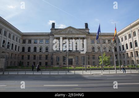 Berlin, Deutschland. 20.. Mai 2022. In Berlin versammelten sich am 20. Mai 2022 Demonstranten von Umwelt-NGOs vor dem Bundesrat, um gegen ein Gesetz über LNG-Beschleuniger zu protestieren. Die deutsche Regierung will ihre Abhängigkeit von russischem Gas begrenzen, aber mehrere NGOs kritisierten dies, weil Deutschland von überall Flüssigerdgas importieren kann; dies würde die Abhängigkeit von fossilen Brennstoffen noch länger verlängern, behaupteten sie. (Bild: © Michael Kuenne/PRESSCOV über ZUMA Press Wire) Stockfoto