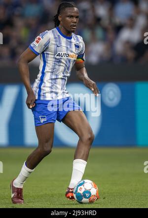 Berlin, Deutschland. 19.. Mai 2022. Fußball: Bundesliga - Abstieg, Hertha BSC - Hamburger SV, Abstieg, erste Etappe, Olympiastadion. Dedryck Boyata von Hertha BSC spielt den Ball. Quelle: Andreas Gora/dpa - WICHTIGER HINWEIS: Gemäß den Anforderungen der DFL Deutsche Fußball Liga und des DFB Deutscher Fußball-Bund ist es untersagt, im Stadion und/oder vom Spiel aufgenommene Fotos in Form von Sequenzbildern und/oder videoähnlichen Fotoserien zu verwenden oder zu verwenden./dpa/Alamy Live News Stockfoto