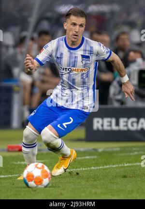 Berlin, Deutschland. 19.. Mai 2022. Fußball: Bundesliga - Abstieg, Hertha BSC - Hamburger SV, Abstieg, erste Etappe, Olympiastadion. Peter Pekarik von Hertha BSC spielt den Ball. Quelle: Andreas Gora/dpa - WICHTIGER HINWEIS: Gemäß den Anforderungen der DFL Deutsche Fußball Liga und des DFB Deutscher Fußball-Bund ist es untersagt, im Stadion und/oder vom Spiel aufgenommene Fotos in Form von Sequenzbildern und/oder videoähnlichen Fotoserien zu verwenden oder zu verwenden./dpa/Alamy Live News Stockfoto