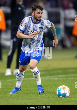 Berlin, Deutschland. 19.. Mai 2022. Fußball: Bundesliga - Abstieg, Hertha BSC - Hamburger SV, Abstieg, erste Etappe, Olympiastadion. Marco Richter von Hertha BSC spielt den Ball. Quelle: Andreas Gora/dpa - WICHTIGER HINWEIS: Gemäß den Anforderungen der DFL Deutsche Fußball Liga und des DFB Deutscher Fußball-Bund ist es untersagt, im Stadion und/oder vom Spiel aufgenommene Fotos in Form von Sequenzbildern und/oder videoähnlichen Fotoserien zu verwenden oder zu verwenden./dpa/Alamy Live News Stockfoto