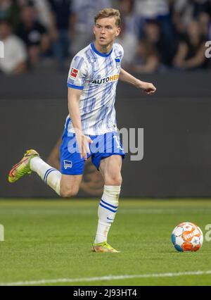 Berlin, Deutschland. 19.. Mai 2022. Fußball: Bundesliga - Abstieg, Hertha BSC - Hamburger SV, Abstieg, erste Etappe, Olympiastadion. Maximilian Mittelstädt von Hertha BSC spielt den Ball. Quelle: Andreas Gora/dpa - WICHTIGER HINWEIS: Gemäß den Anforderungen der DFL Deutsche Fußball Liga und des DFB Deutscher Fußball-Bund ist es untersagt, im Stadion und/oder vom Spiel aufgenommene Fotos in Form von Sequenzbildern und/oder videoähnlichen Fotoserien zu verwenden oder zu verwenden./dpa/Alamy Live News Stockfoto