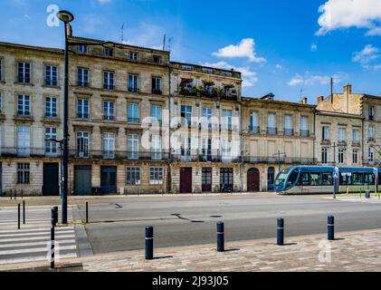 Eine Straßenbahn, die am Kai in Chartrons, Bordeaux, Frankreich, vorbeifährt Stockfoto