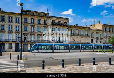 Eine Straßenbahn, die am Kai in Chartrons, Bordeaux, Frankreich, vorbeifährt Stockfoto