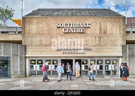 Abschlusstag für Studenten der Westminster University, in der Queen Elizabeth Hall und im Purcell Room, South Bank, London, England, 13.. Mai 2022. Stockfoto