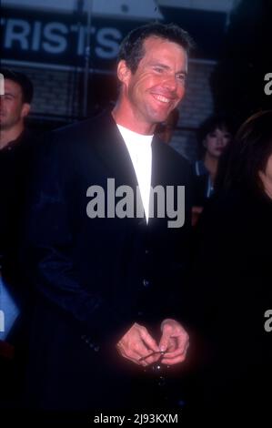 Los Angeles, California, USA 28.. Mai 1996 Darsteller Dennis Quaid nimmt am 28. Mai 1996 in Los Angeles, Kalifornien, USA, an der Premiere von Universal Pictures 'The Dorftheater' im Mann's Village Theatre Teil. Foto von Barry King/Alamy Stockfoto Stockfoto