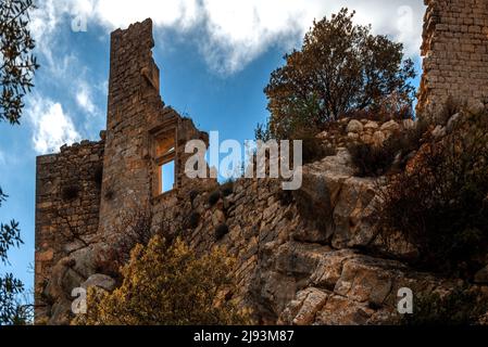 Die Ruinen des Schlosses von Oppède le Vieux in Südfrankreich. Stockfoto