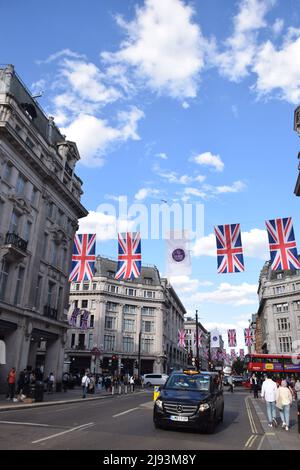 Union Jack-Flaggen schmücken die Oxford Street zwei Wochen vor dem Platinium Jubilee-Feierwochenende, London, Großbritannien, 2022. Mai Stockfoto