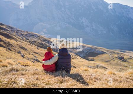 Montenegro. Mutter und Sohn Touristen im Hintergrund des Durmitor National Park. Saddle Pass. Alpwiesen. Berglandschaft. Reisen Sie umher Stockfoto