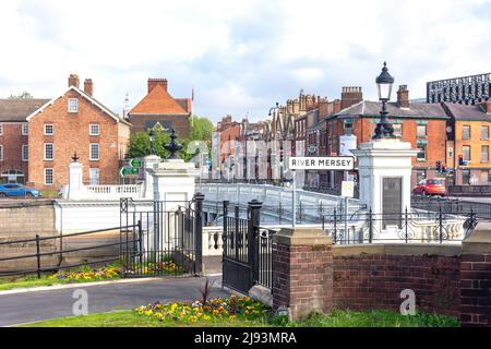 Stadtzentrum auf der anderen Seite des Flusses Mersey, Warrington, Keshire, England, Großbritannien Stockfoto