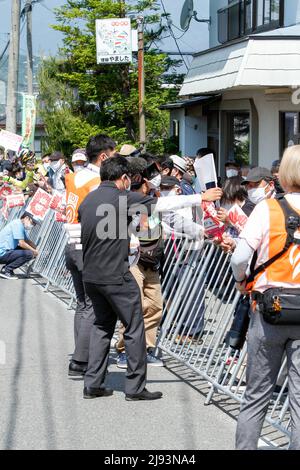 iida, nagano, japan, 2022/19/05 , Mitglied des Teams, das Flaggen verteilt, um auf der professionellen Radtour durch Japan im Frühjahr in Iida zu feiern Stockfoto