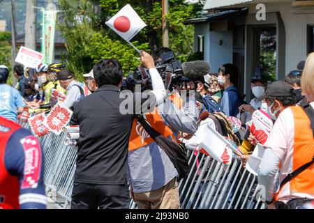 iida, nagano, japan, 2022/19/05 , Mitglied des Teams, das Flaggen verteilt, um auf der professionellen Radtour durch Japan im Frühjahr in Iida zu feiern Stockfoto