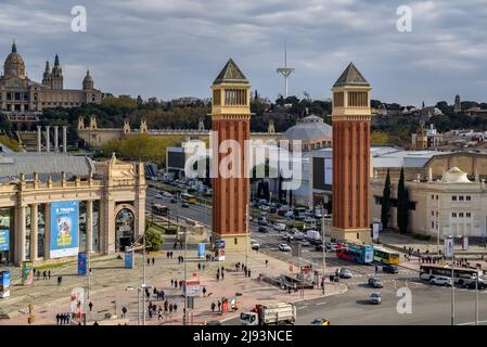 Plaza de España, venezianische Türme und Barcelona - Messe Montjuïc von der Terrasse des Arenas aus gesehen (Barcelona, Katalonien, Spanien) Stockfoto