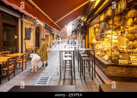 Berühmte gastronomische Straße mit Lebensmittelgeschäften in Bologna, Italien Stockfoto