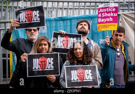 Demonstranten und Unterstützer der Familie Bayoh vor dem Capital House in Edinburgh wegen der öffentlichen Untersuchung von Sheku Bayohs Tod. Bayoh starb im Mai 2015, nachdem er von Beamten, die auf einen Anruf in Kirkcaldy, Fife, reagierten, zurückgehalten wurde. Bilddatum: Freitag, 20. Mai 2022. Stockfoto