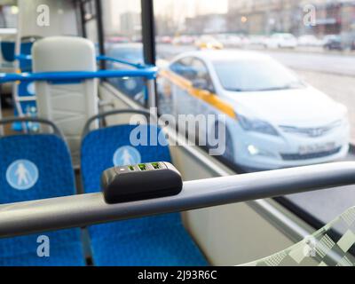 Moskau. Russland. 20.Mai 2022. USB-Buchse in einem Stadtbus in Moskau. Selektiver Fokus. Kostenloses Ladegerät für Gadgets in öffentlichen Verkehrsmitteln. Stockfoto