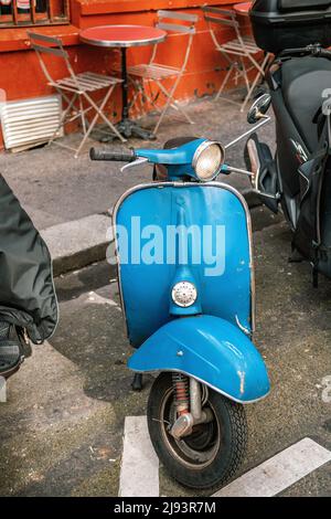Blue Scooter in der Sorbonne in Paris, Frankreich Stockfoto