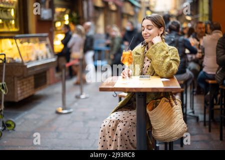 Frau mit einem Cocktail in der Bar oder im Restaurant im Freien in Bologna Stockfoto
