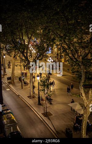 Die emblematische Promenade von La Rambla / Las Ramblas in Barcelona, bei Nacht (Barcelona, Katalonien, Spanien) ESP: El paseo emblemático de La Rambla, BCN Stockfoto