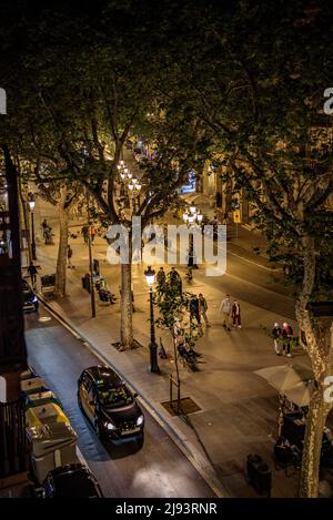 Die emblematische Promenade von La Rambla / Las Ramblas in Barcelona, bei Nacht (Barcelona, Katalonien, Spanien) ESP: El paseo emblemático de La Rambla, BCN Stockfoto