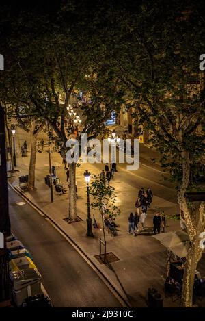 Die emblematische Promenade von La Rambla / Las Ramblas in Barcelona, bei Nacht (Barcelona, Katalonien, Spanien) ESP: El paseo emblemático de La Rambla, BCN Stockfoto