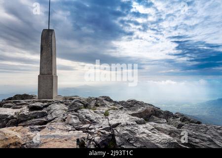 Rohanský pomník, Vysilac Jested (1973, Bogen. K. Hubacek, 1012 m.n.m.), Jestedsky hreben, Liberec, Ceska republika / Jested Empfänger und Wachturm auf Stockfoto