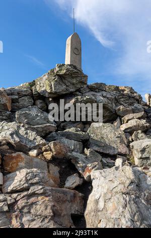 Rohanský pomník, Vysilac Jested (1973, Bogen. K. Hubacek, 1012 m.n.m.), Jestedsky hreben, Liberec, Ceska republika / Jested Empfänger und Wachturm auf Stockfoto