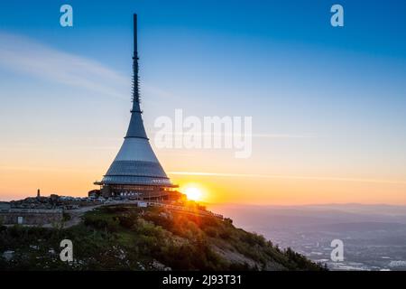 Vysilac Jested (1973, Bogen. K. Hubacek, 1012 m.n.m.), Jestedsky hreben, Liberec, Ceska republika / Jested-Empfänger und Wachturm auf dem Berg Jested, abov Stockfoto