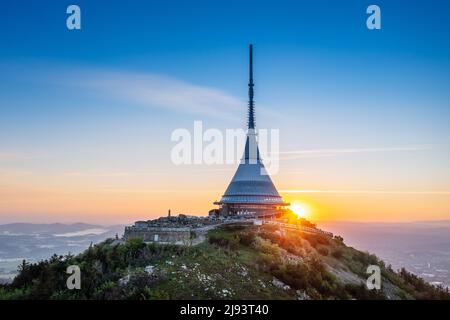 Vysilac Jested (1973, Bogen. K. Hubacek, 1012 m.n.m.), Jestedsky hreben, Liberec, Ceska republika / Jested-Empfänger und Wachturm auf dem Berg Jested, abov Stockfoto