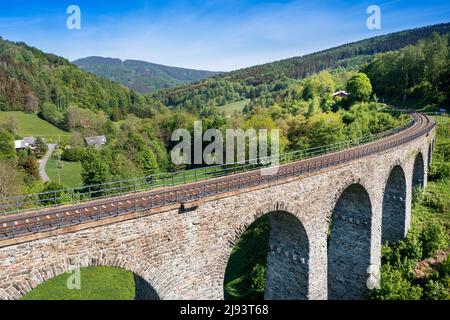 Železniční viadukt Novina z 1900, Kryštofovo údolí pod Ještědem, Liberec, Česká republika/Novina Eisenbahnbrücke, Krystof Tal in der Nähe von Ještěd von Liber Stockfoto