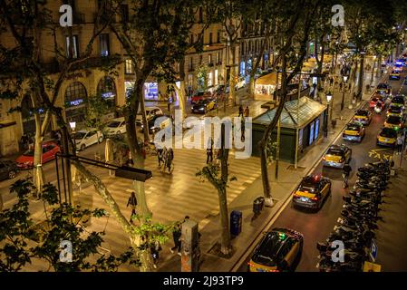 Die emblematische Promenade von La Rambla / Las Ramblas in Barcelona, bei Nacht (Barcelona, Katalonien, Spanien) ESP: El paseo emblemático de La Rambla, BCN Stockfoto