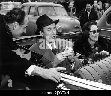 Regisseur ANTHONY MANN mit JAMES STEWART (mit Mini-Kamera) und seiner Frau GLORIA, die im offenen Auto in Portland, Oregon, für die Filmpremiere am 23.. Januar 1952 von „BEND OF THE RIVER 1952“ fuhr, Regisseur ANTHONY MANN Universal International Picters Stockfoto