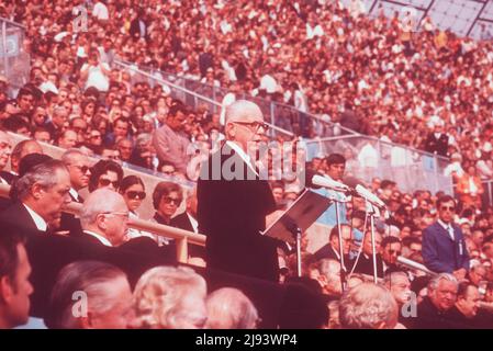 ARCHIVFOTO: Vor 50 Jahren, am 26. Mai 1972, wurde das Münchner Olympiastadion eröffnet, 62SN OlyMuenchen 72SP.jpg Olympische Sommerspiele 1972 in München am 26. August, vor 30 Jahren, begannen die XX. Olympischen Sommerspiele, die bis zum 10.. September andauerten. Trauerfeier im Münchner Olympiastadion für die Opfer des Terroranschlags: Bundespräsident Gustav HEINEMANN während seiner Rede; links sitzend: IOC-Präsidentin Avery BRUNDAGE, USA; QF. ÃÂ Stockfoto