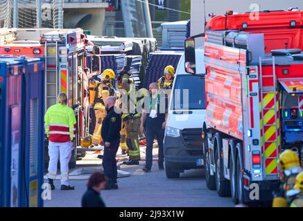 Helsinki, Finnland, 19. Mai 2022, Feueralarm mit Feuerwehrmann in der Eishalle vor dem Spiel DEUTSCHLAND - DÄNEMARK 1-0 der IIHF EISHOCKEY WELTMEISTERSCHAFT Gruppe B in Helsinki, Finnland, 19. Mai 2022, Saison 2021/2022 © Peter Schatz / Alamy Live News Stockfoto