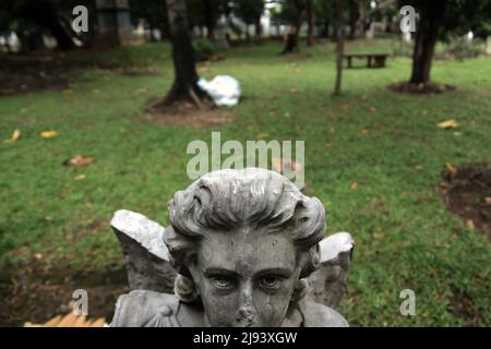 Eine zerbrochene Statue einer Engelsfigur im Taman Prasati Museum (Museum des Gedenksteinparks) in Jakarta, Indonesien. Stockfoto