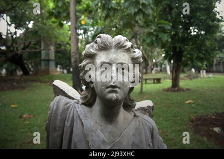 Eine zerbrochene Statue einer Engelsfigur im Taman Prasati Museum (Museum des Gedenksteinparks) in Jakarta, Indonesien. Stockfoto