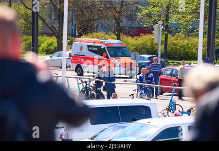 Helsinki, Finnland, 19. Mai 2022, Feueralarm mit Feuerwehrmann in der Eishalle vor dem Spiel DEUTSCHLAND - DÄNEMARK 1-0 der IIHF EISHOCKEY WELTMEISTERSCHAFT Gruppe B in Helsinki, Finnland, 19. Mai 2022, Saison 2021/2022 © Peter Schatz / Alamy Live News Stockfoto